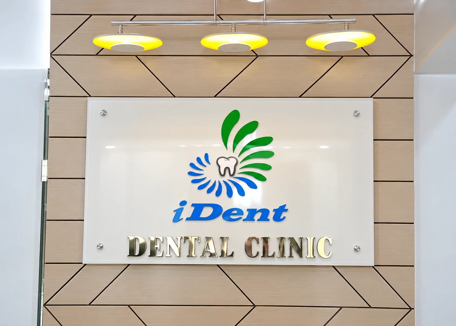 I DENT Dental Clinic logo signboard
